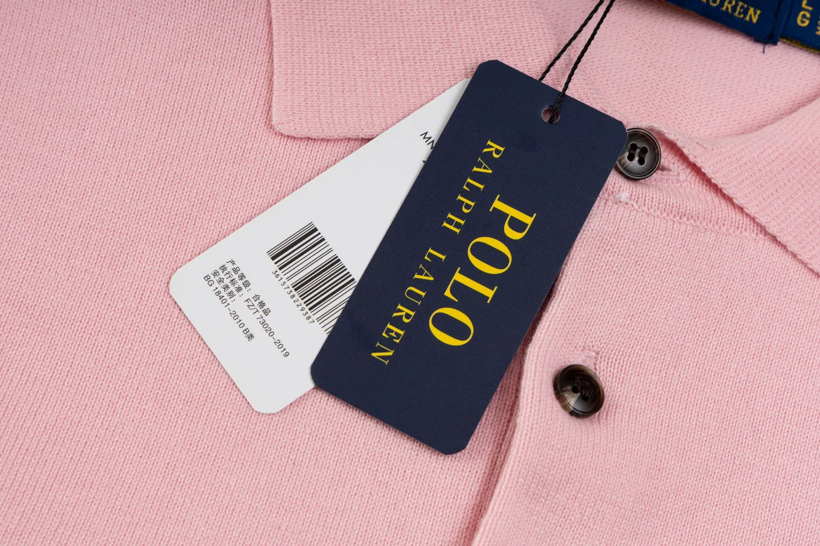 P216 #R81 Ralph Lauren knitted pony embroidered lapel polo shirt three-button pullover open chest long-sleeved sweater Official website synchronization Same style for men and women Sizes: S-XL Color: White Blue Gray Dark Gray Khaki Military Green Navy White Label Navy Blue Red Label Black Red Label Black White Label Pink Classic cotton yarn 100% white cotton High-quality goods Classic styles have always been popular! The workmanship details are very good! The simple lapel polo pullover sweater is always the standard, with classic brand embroidery on the chest! All major stars have the same style! Best for couples. High quality goods! Xinjiang cotton micro-elastic and smooth fabric has excellent quality. Pure cotton is soft and skin-friendly. Size: S M L